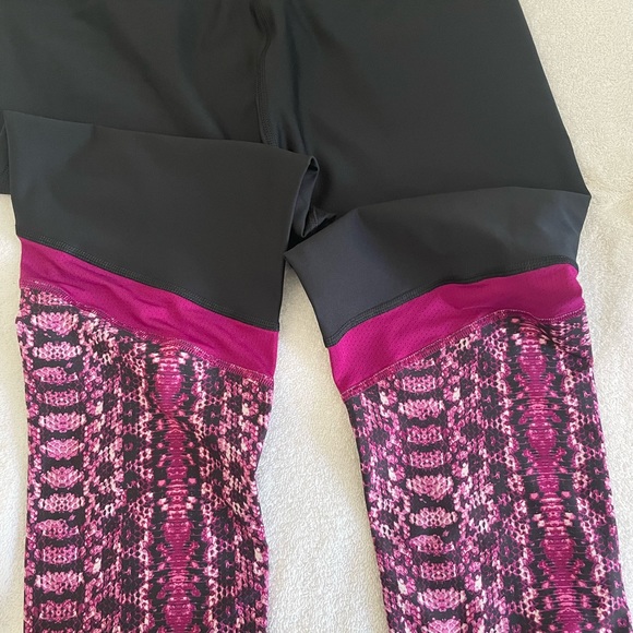 Under Armour.  Capri Length workout tights. - Picture 3 of 4